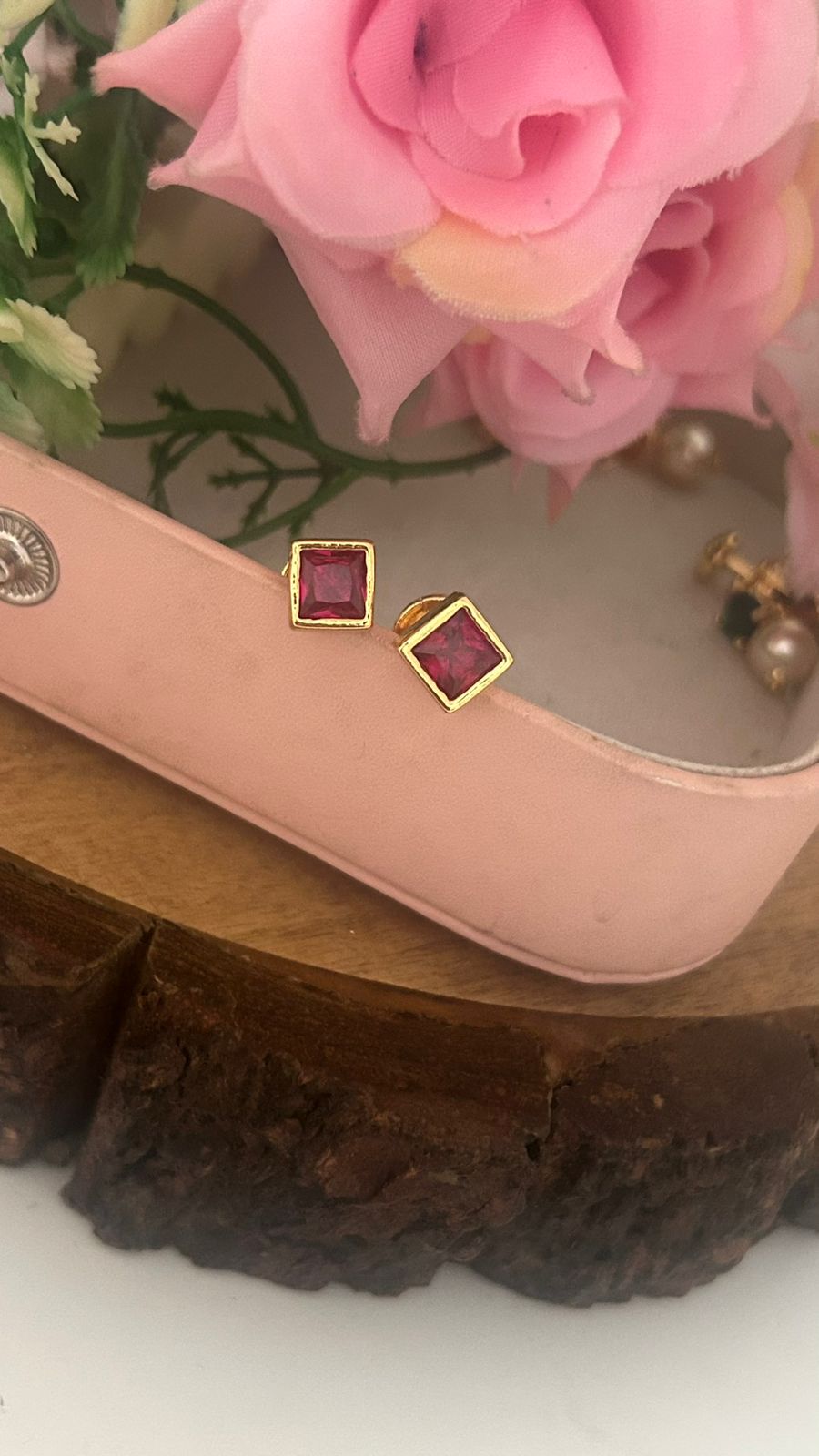 panchaloham square shape stud in colours with polish