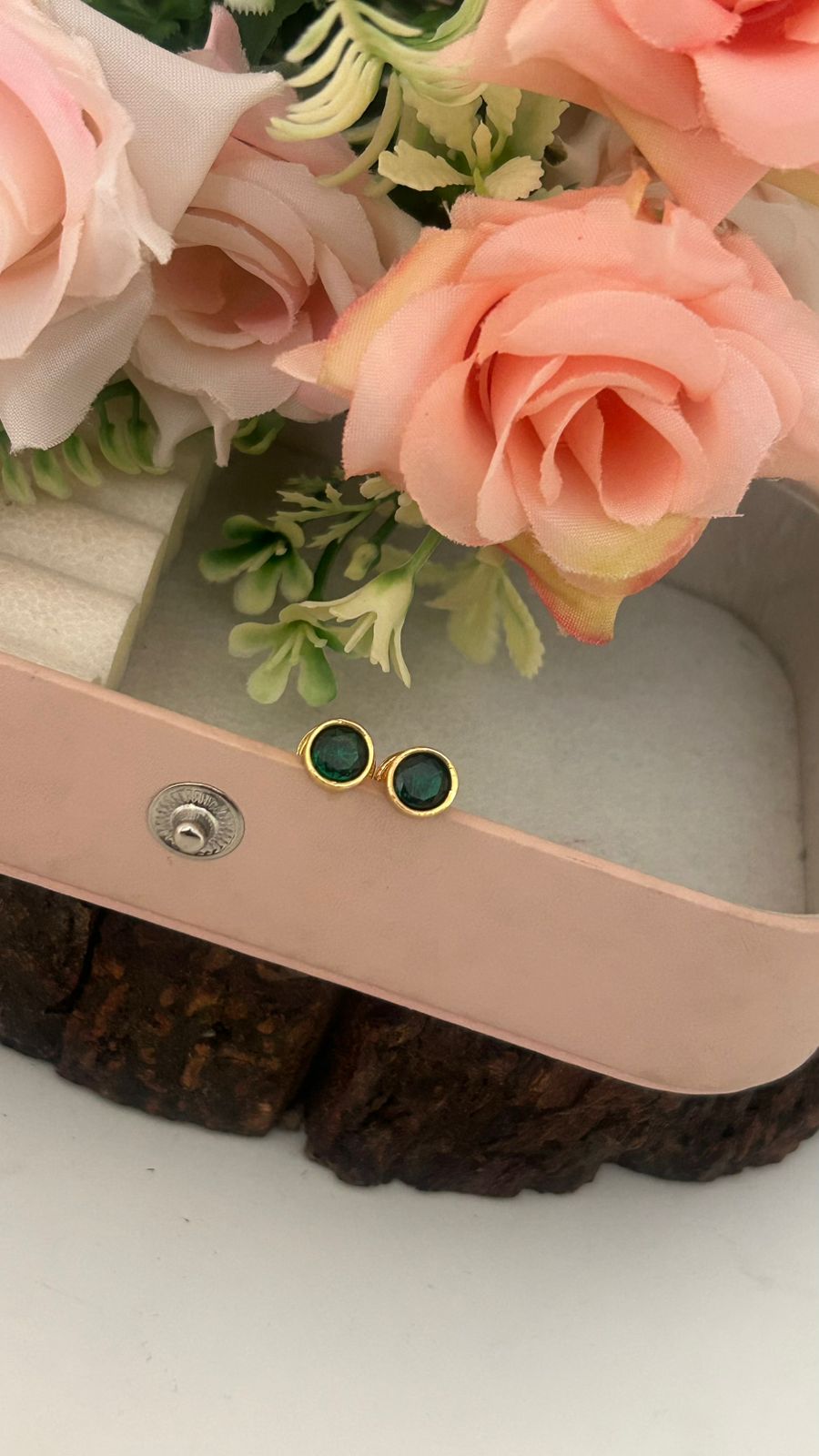 panchaloham square shape stud in colours with polish