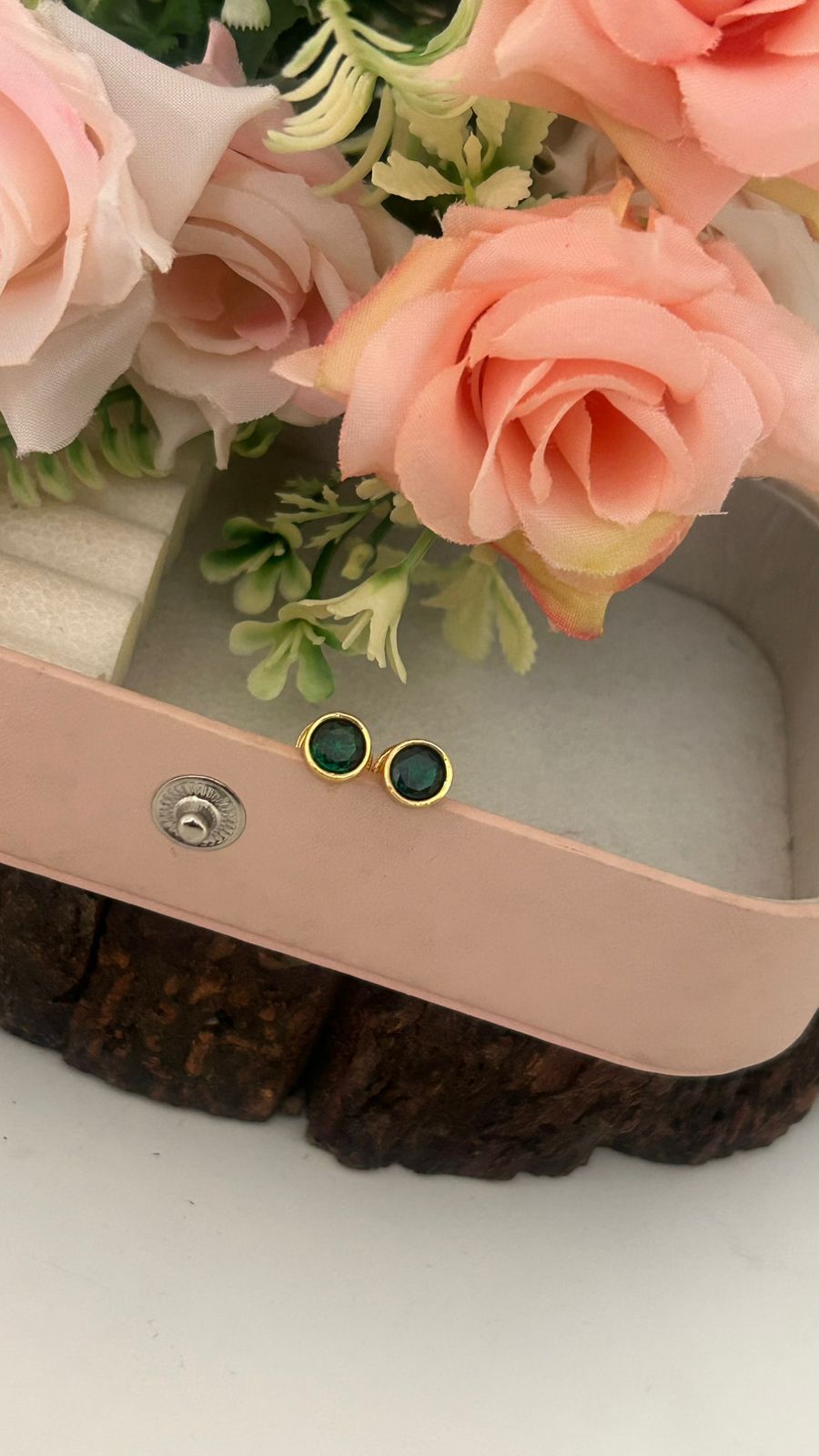 panchaloham square shape stud in colours with polish