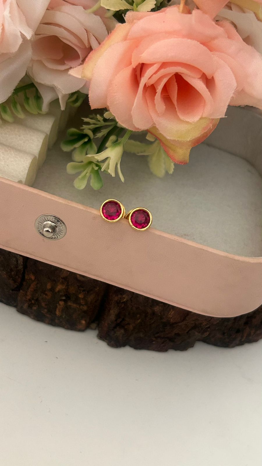 panchaloham square shape stud in colours with polish