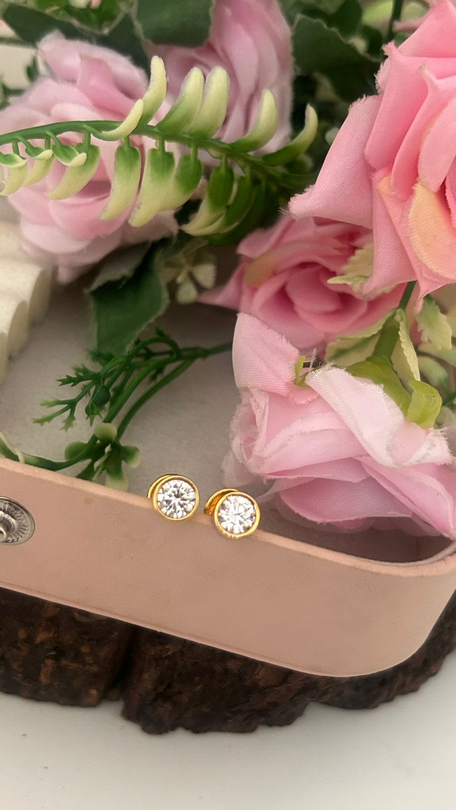 panchaloham square shape stud in colours with polish