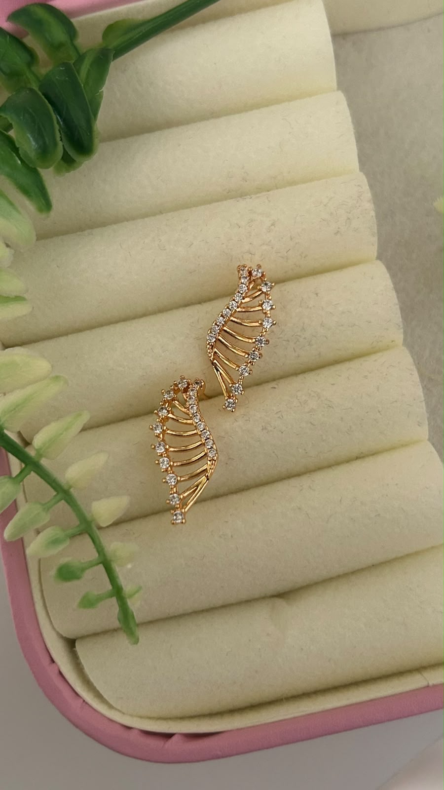 Elegant Gold Polished Feather Leaf Design CZ Stone Ear Crawler Stud Earrings for Women