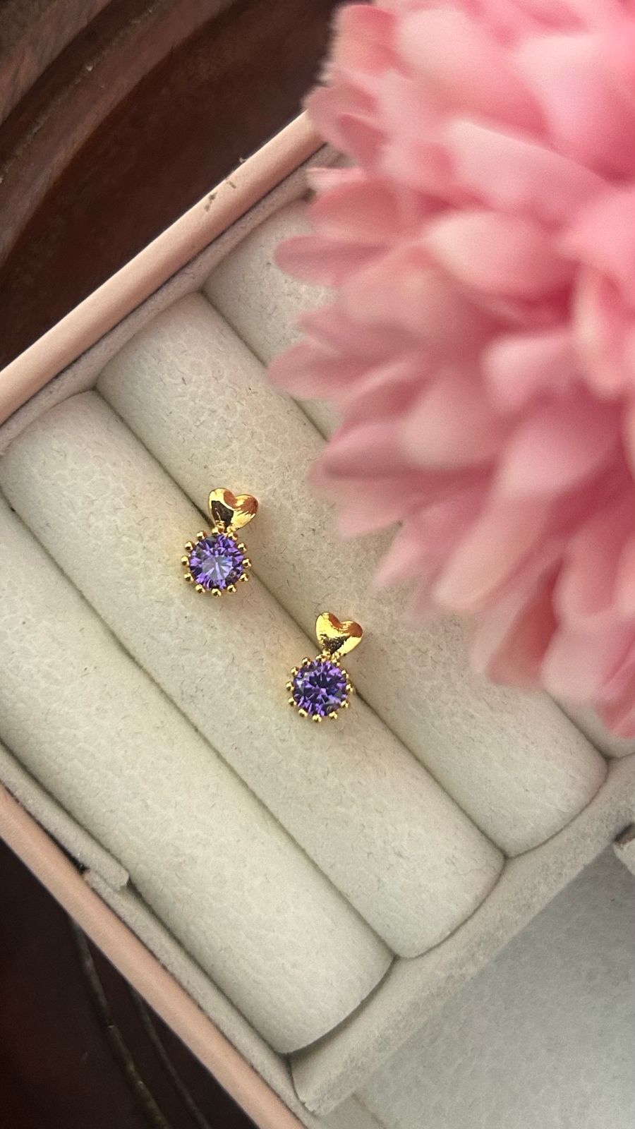 Cute little heart shape stud with round shape