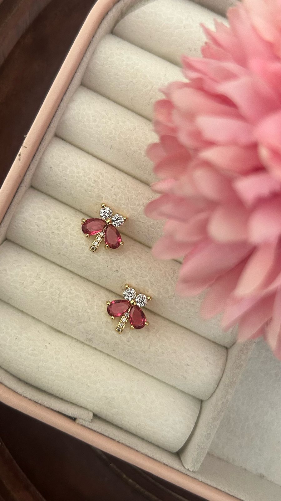 Cz full white stone bow model stud