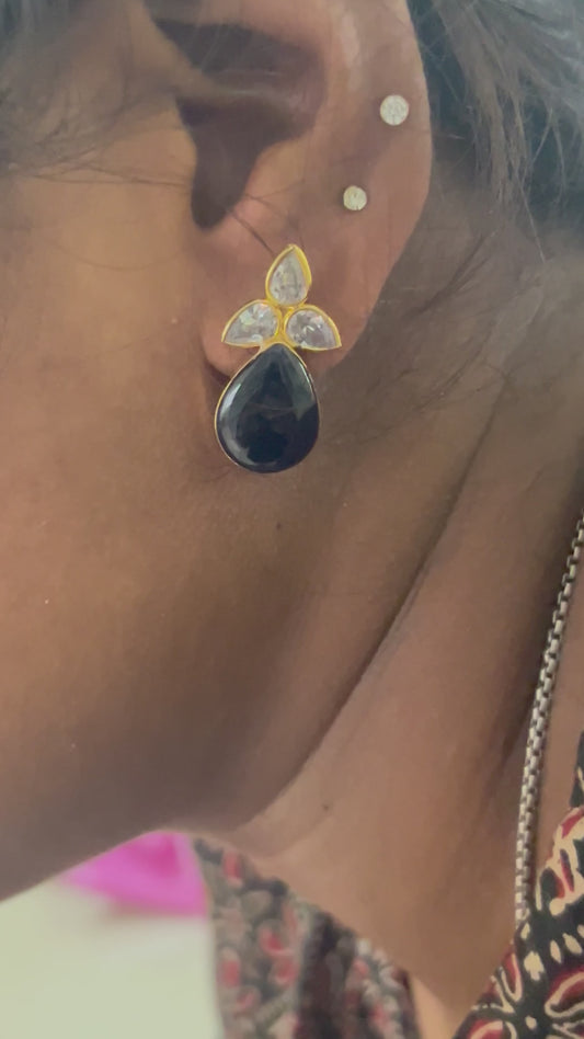 Flower stud in black stone with Polki drops (screw)